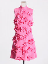 Mini-robe en dentelle fleurie sans manches à col montant